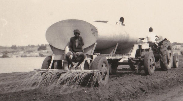 Road maintenance in Mwadui 
Photo from the Danny Mallan family collection ©